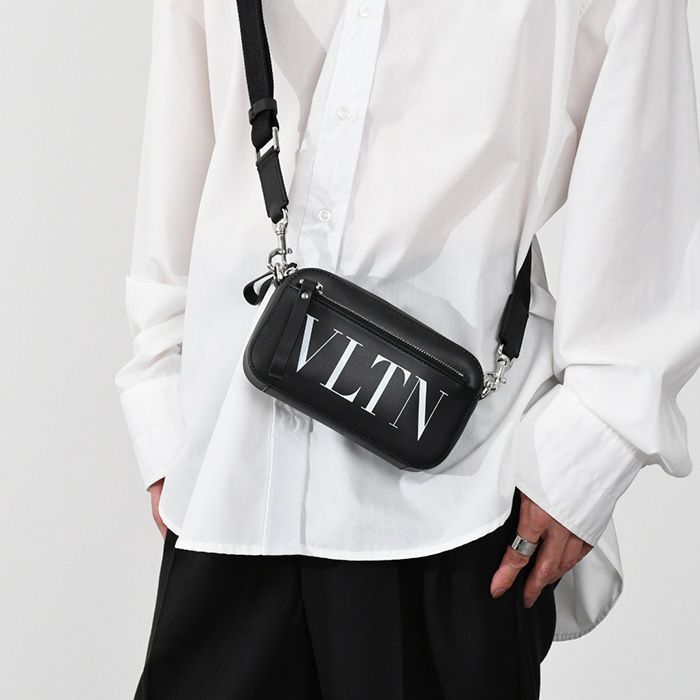 VALENTINO VLTN レザークロスボディBAG - メルカリ