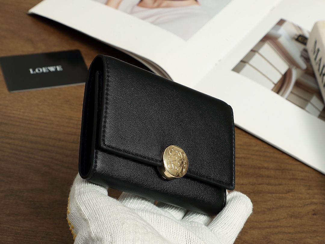 LOEWE ブラックレザー 三つ折り財布 新品 - メルカリ