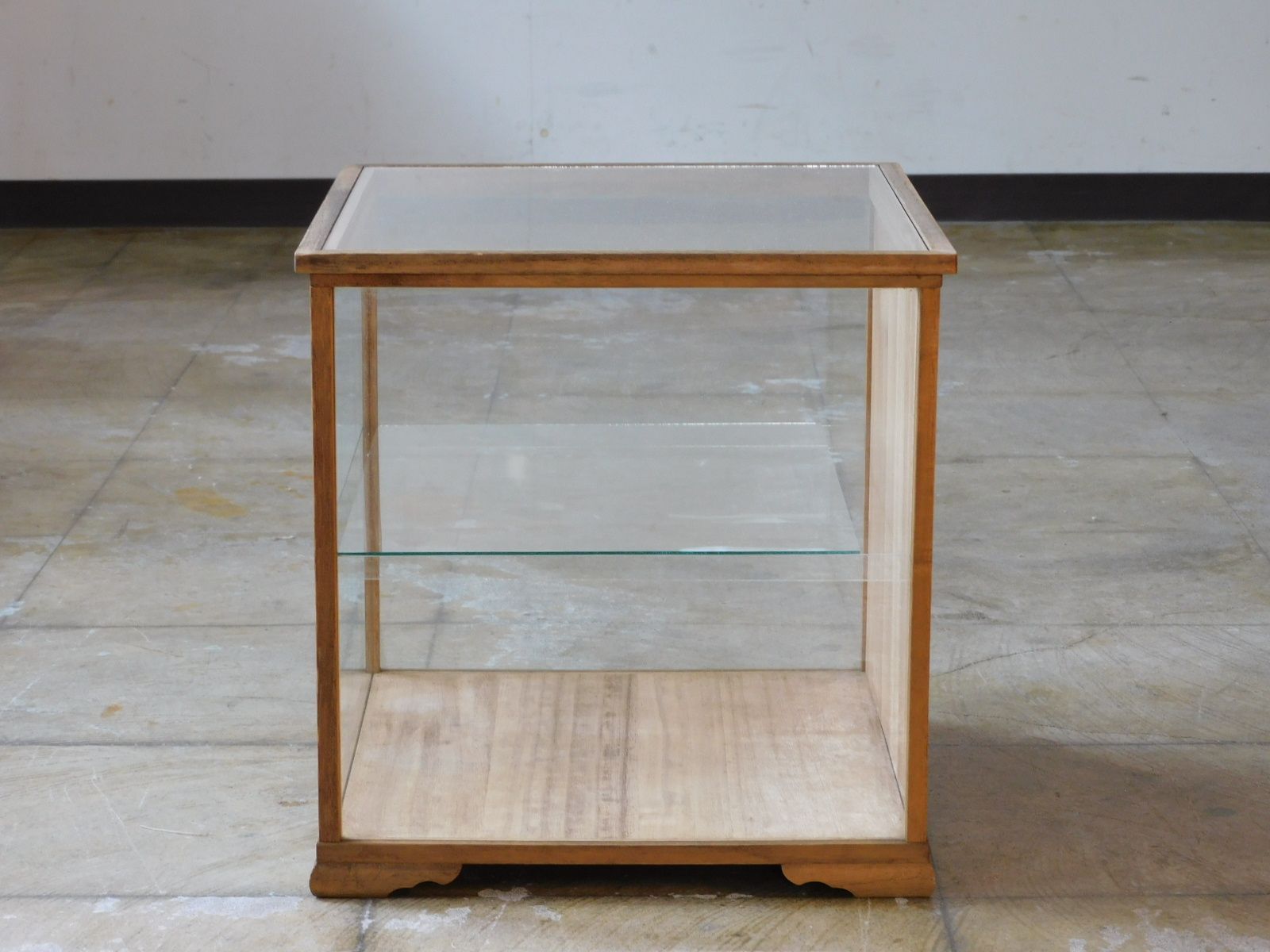 ふるい木味の卓上ショーケース 4面ガラス