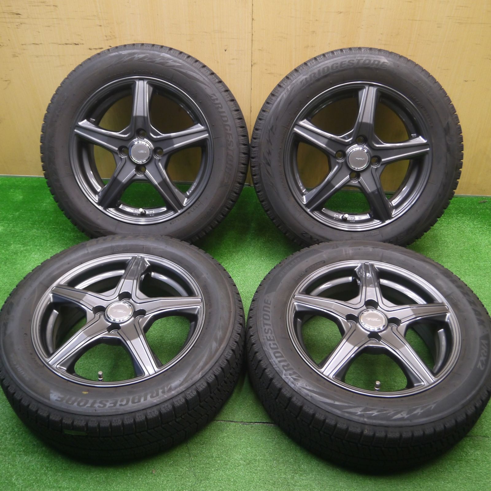 [送料無料] バリ溝！22年！キレイ！9.5分スタッドレス 185/60R15 ブリヂストン ブリザック VRX2 TOPRUN トップラン 15インチ PCD100/4H4110507Hス