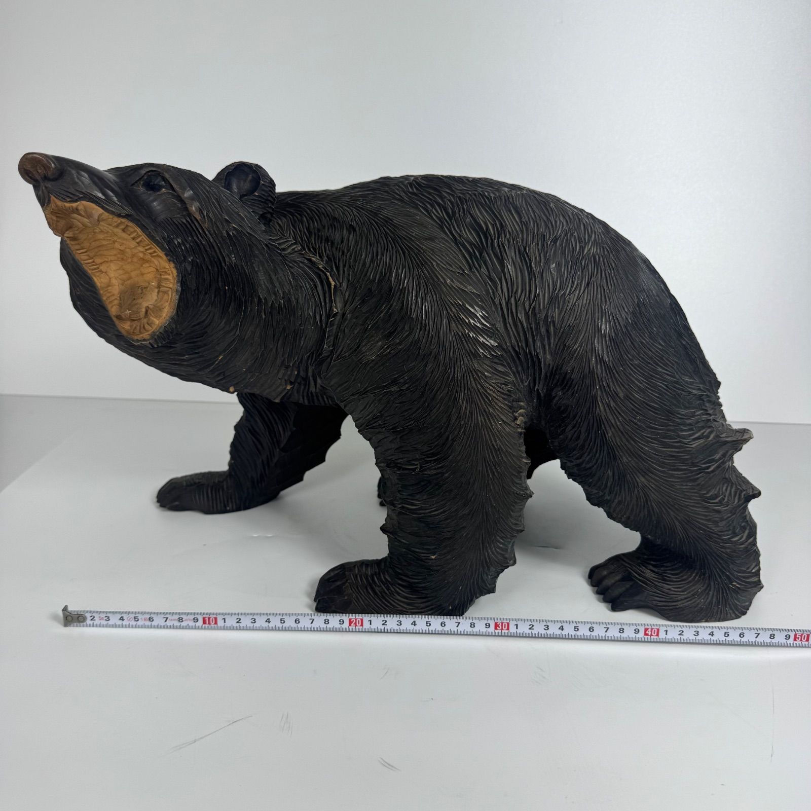 北海道伝統工芸 迫力ある木彫りの熊 作家銘あり 置物 長約48cm