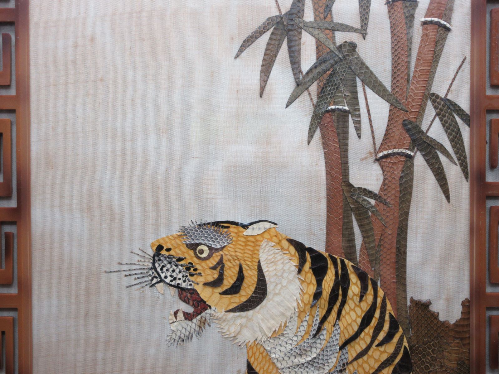 台湾製 吉祥の画 蛇皮細工 貼絵細工 竹林の虎 干支 2022 額縁 B