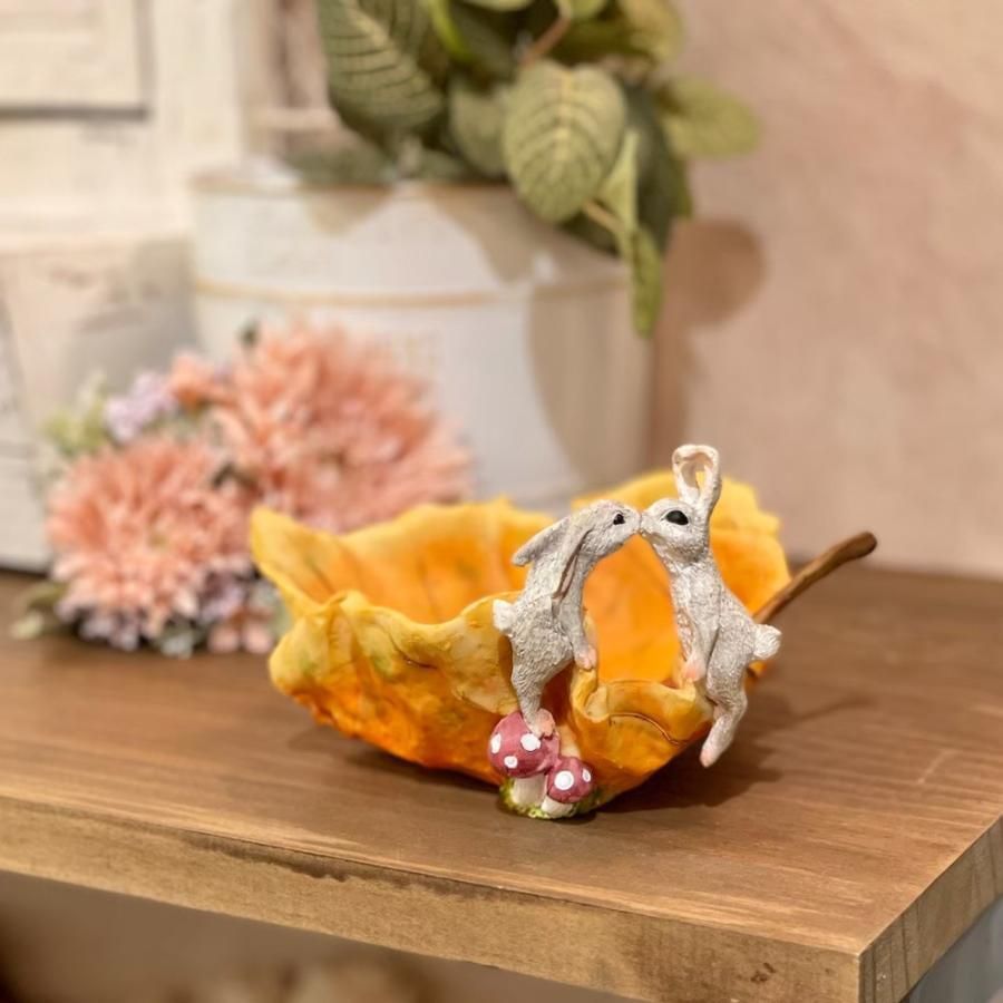 うさぎさんのキス ウサギ 兎 カントリー かわいい 置物 置き物 オブジェ ギフト ミニチュアアニマル 贈り物 縁起物 82766