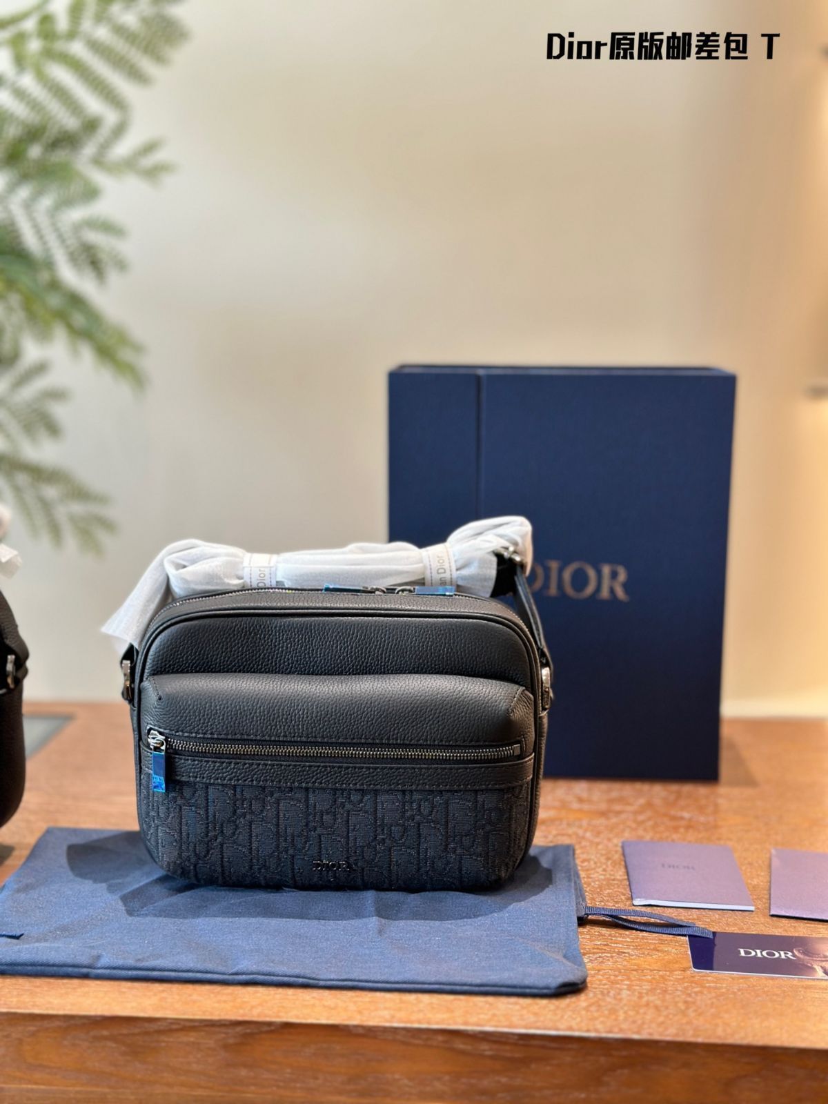 【並行輸入品】Dior メッセンジャーバッグ メンズ 今日特価】DIOR Men's Messenger Bag - ディオール メンズ