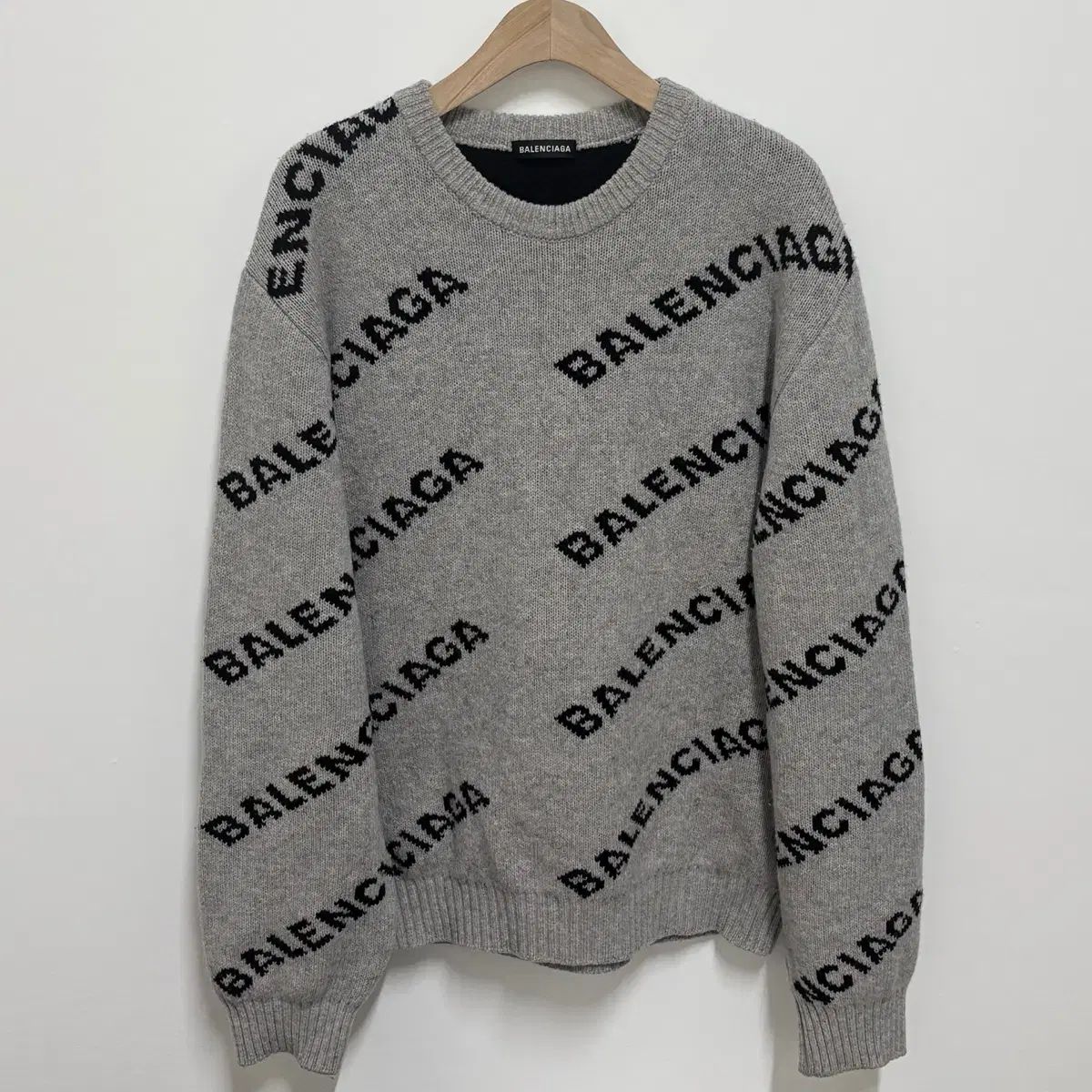 BALENCIAGA ロゴニットセーター 長袖 クリーム 定価11万 2XL ／ 105 BALENCIAGA(バレンシアガ) マルチロゴ ニット