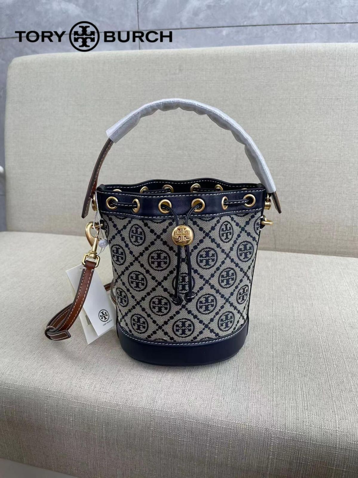 ☆新作☆ Tory Burch トリーバーチ バッグ Tモノグラム ジャカード ミニ バケットバッグ ハンドバッグ 2WAY ショルダーバッグ 手提 バッグ クロスボディバッグ アウトレット品 ネイビー - メルカリ