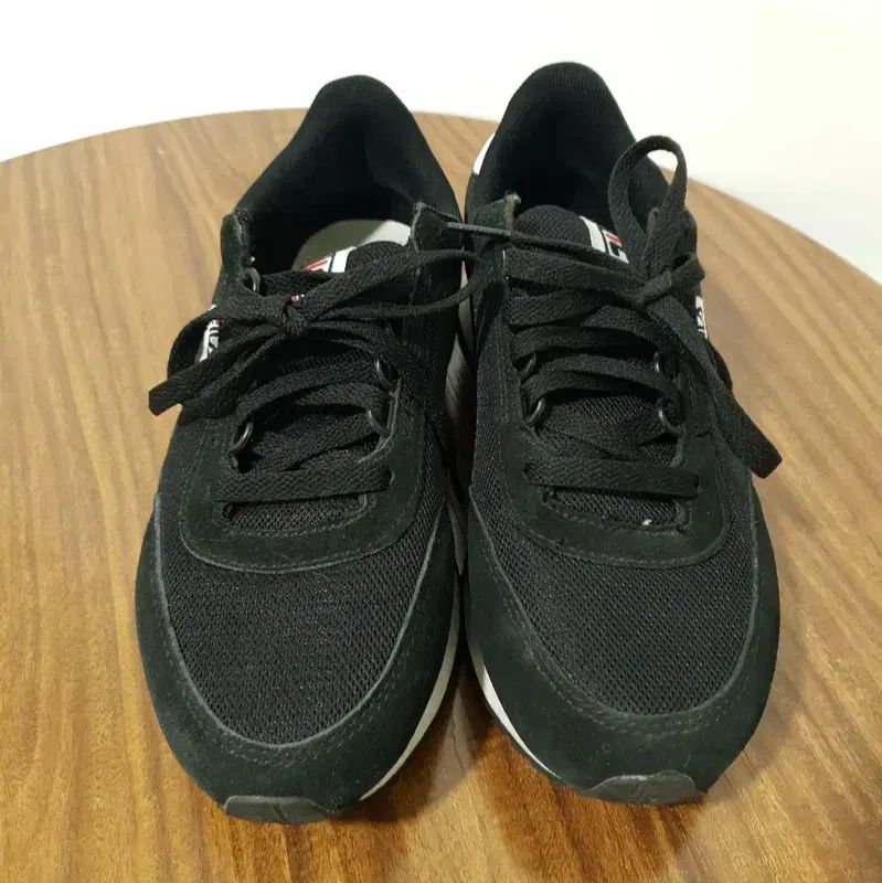 【雷市場（ポンジャン）商品韓国直送】 FILA(フィラ) スニーカー 255 (公開)