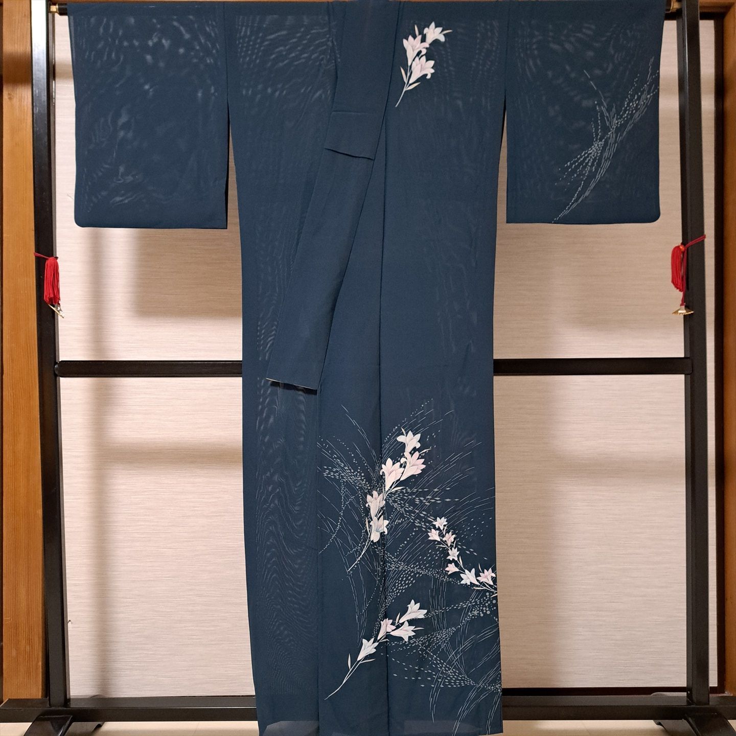 裄66.5 身丈157 袖49 付下げ 夏着物 絽 セミフォーマル 紺系地に百合