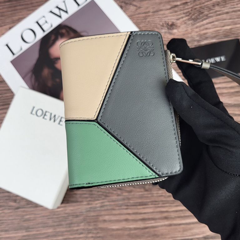 新品未使用】ロエベ（Loewe）二つ折り財布 牛革 マルチカラー