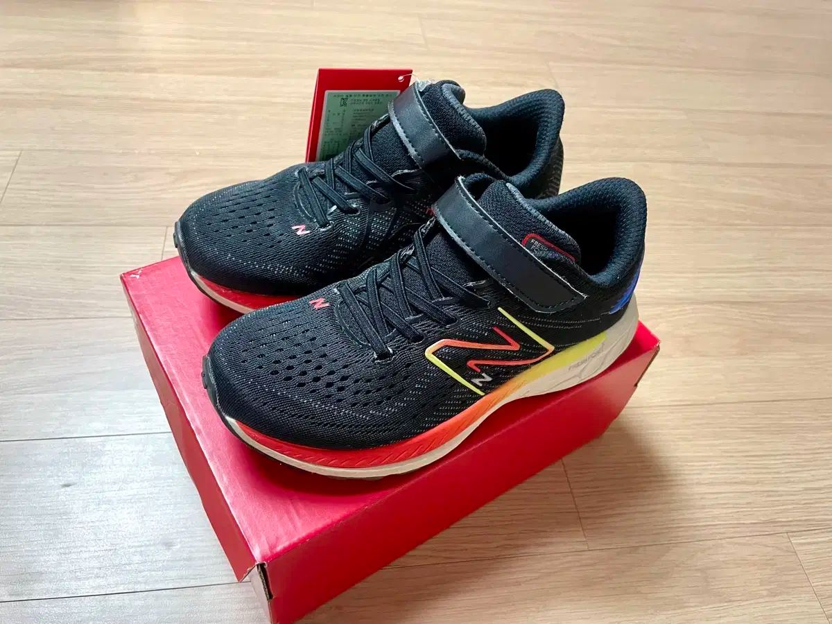 New Balance ニューバランス 子供用の靴 黒 バックル スニーカー