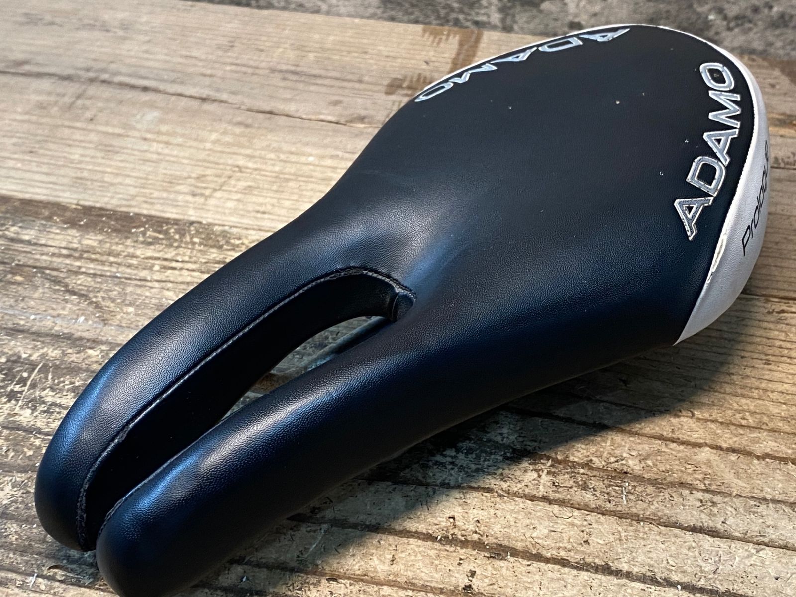 新品未使用　ADAMO Prologue サドル ホワイト/ブラック JC536 ism ADAMO Prologue サドル 黒 白 スチールレール 132mm