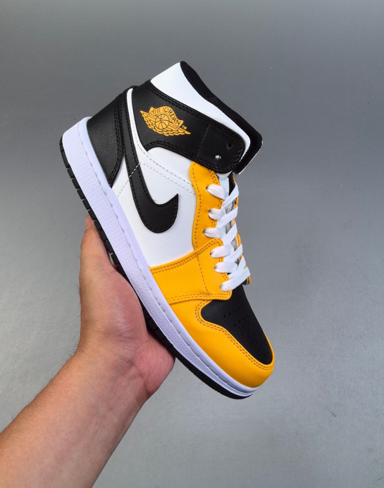 新品未使用Nike Air Jordan 1  エア ジョーダン 1 MID