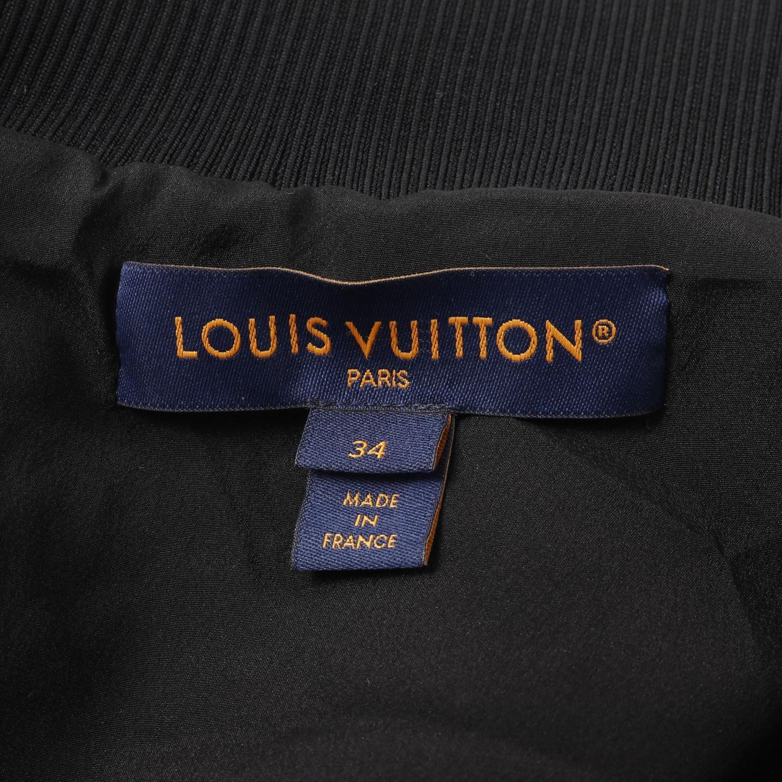驚きの価格 LOUIS VUITTON ルイ・ヴィトン エンボスモノグラム ジップアップ ジャケット・アウター