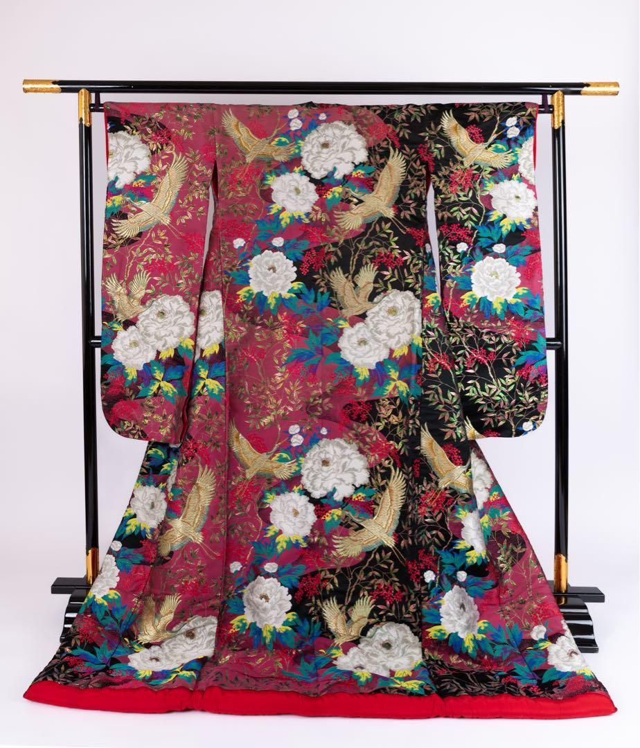 50%OFF! 125,000円→62,500円】花嫁色打掛け 黒色/金刺繍 金鶴/白牡丹 