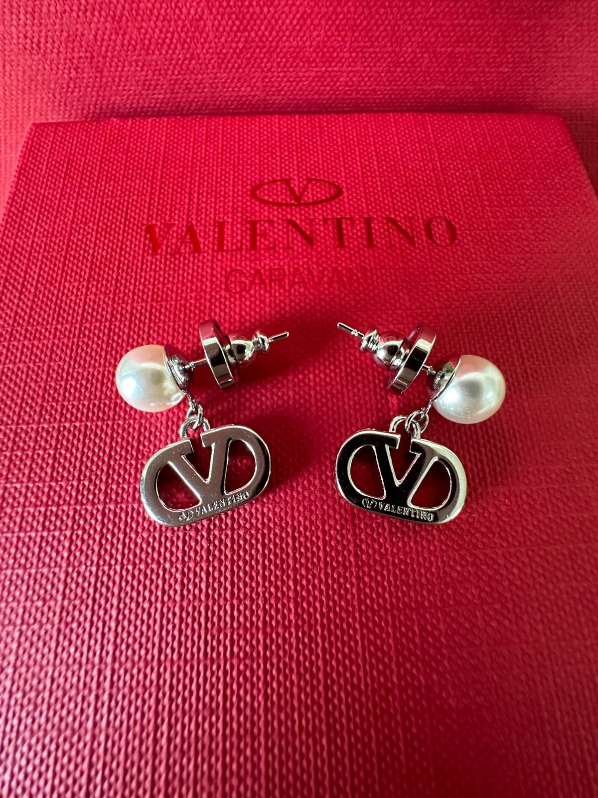 極美品★Valentino Garavani シルバーピアス 極美品☆VALENTINO パール付きピアス シルバー - メルカリ