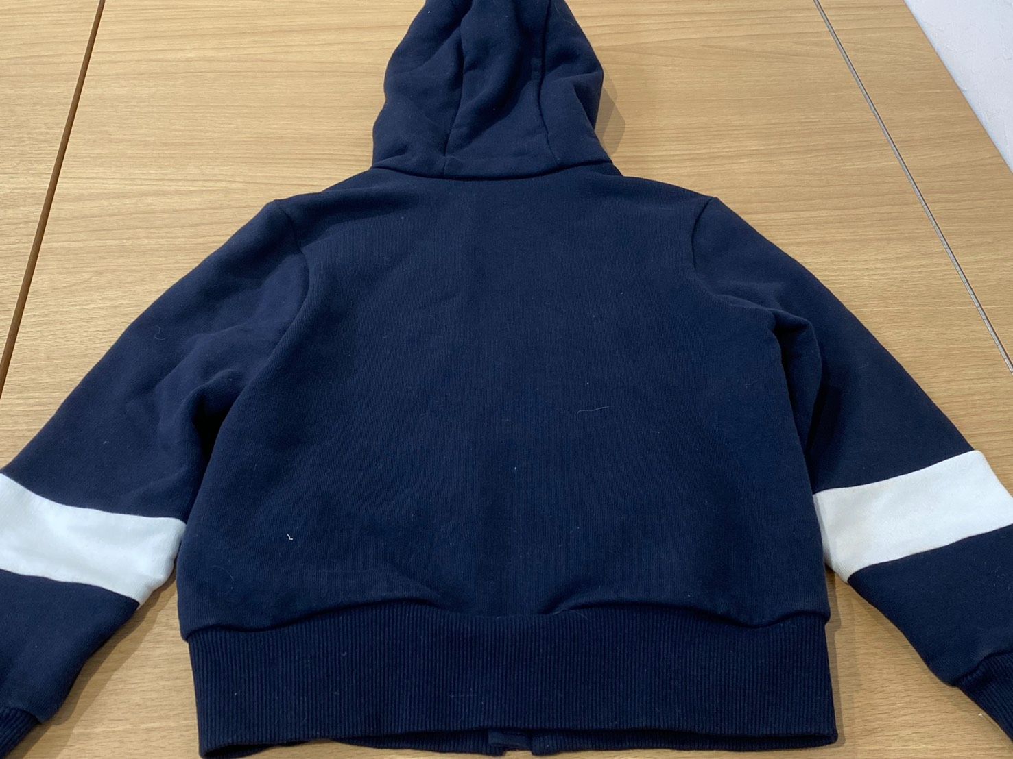 最安値で 10％クーポン使用可 O| モンクレール 服 キッズジャケット 130ｃｍ スウェット切り替えダウン