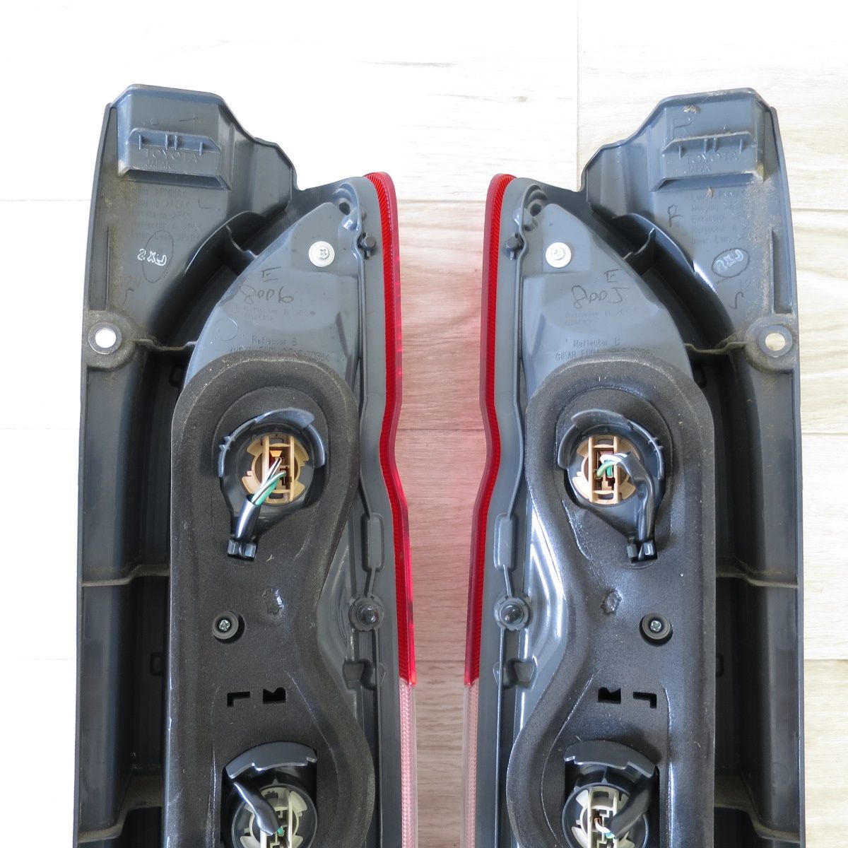 トヨタ ハイエース 純正 テールライト テールランプ A045053 KOITO トヨタ 200系 ハイエース 純正 テールライト A045053 送料無料] 左右