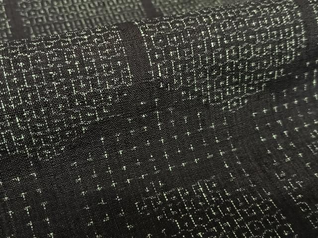 平和屋着物○本場結城紬 重要無形文化財 80亀甲 亀甲文 黒地 証紙付き