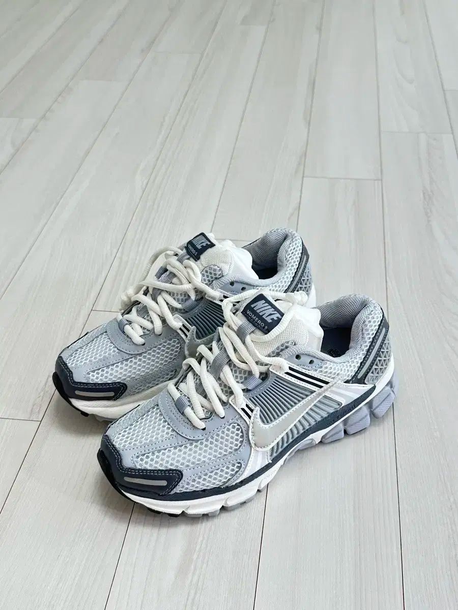 NIKE ナイキ ボメロ 5 ピュア プラチナ メチル シルバー 220 サイズ