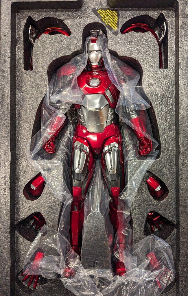 HOTTOYS MOVIE MASTERPIECE DIECAST IRON MAN MARK VII D100 VERSION
