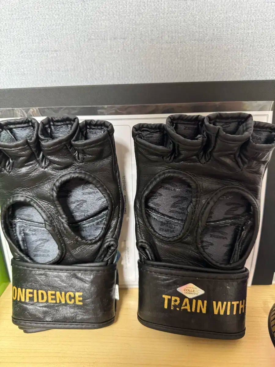 ブラックコンバット 歴代チャンピオン ジグソーパズル 着用 直筆サイン グローブ