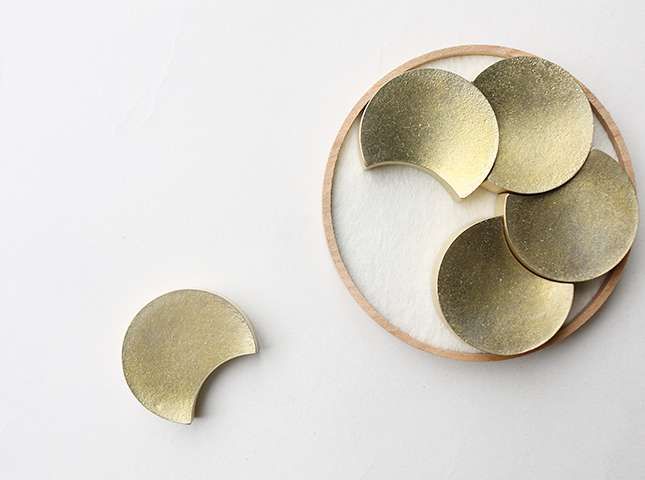 フタガミ FUTAGAMI 箸置き 五つ月 | カトラリー キッチン テーブルウェア 食器 鋳物 真鍮 富山県 高岡 伝統工芸 フタガミ 二上 五つ月 USTAUSTRALIA_COM_AU