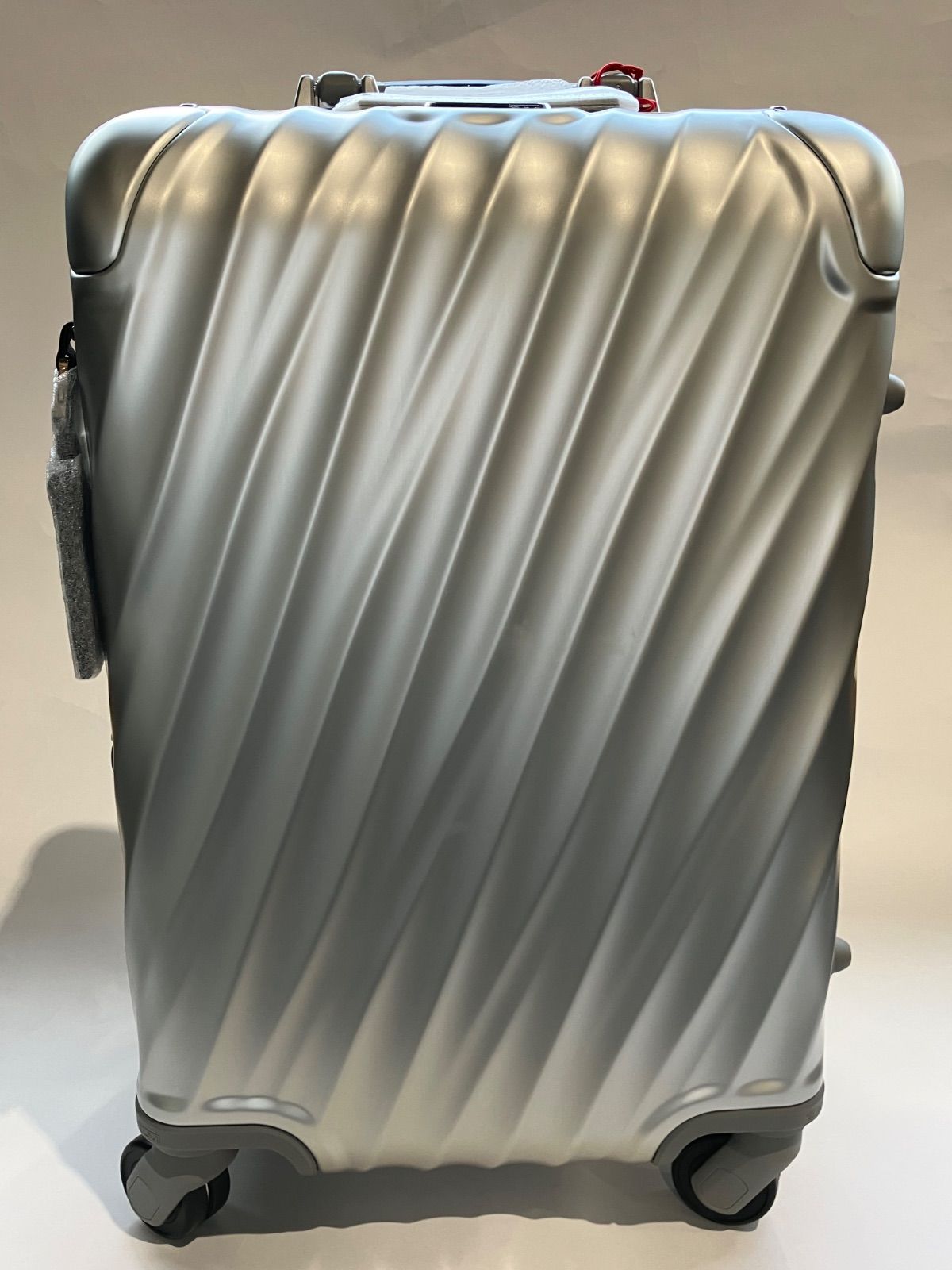 訳あり品 TUMI 19 Degree Aluminum シルバー31L キャリーオン 036860SLV2