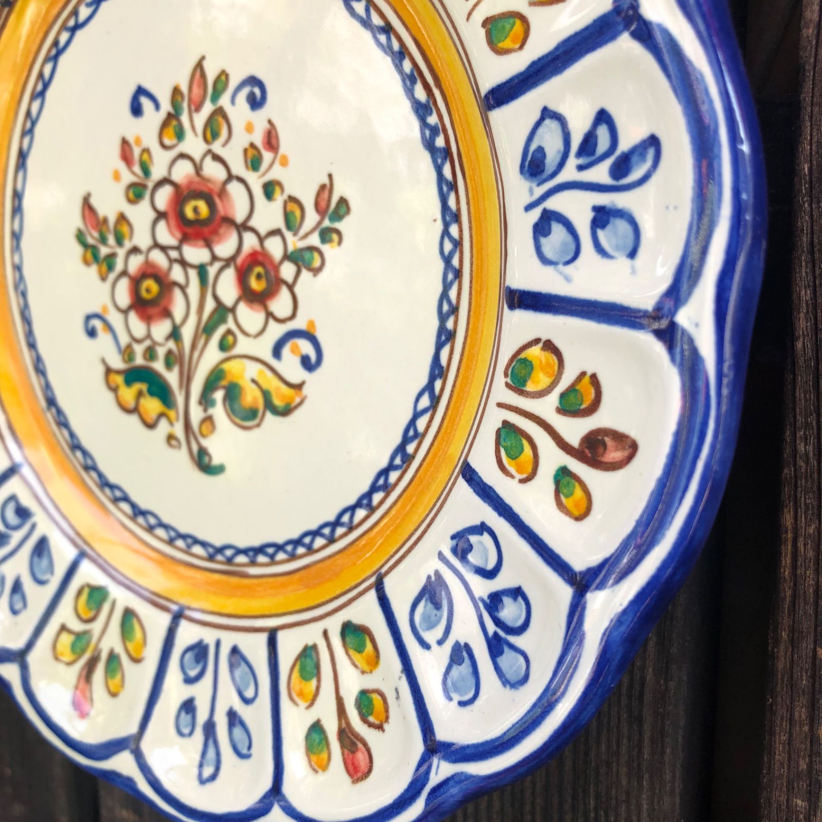 スペイン陶器 タラベラ焼 ハンドメイドの絵付け 花柄の絵皿 - メルカリ