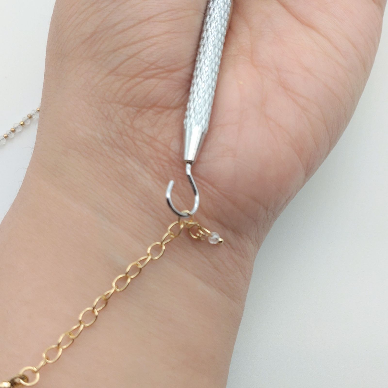 シルバーチェーンブレスレット フック式留め具 収まっ