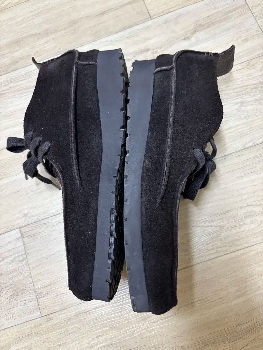 ダークブラウン