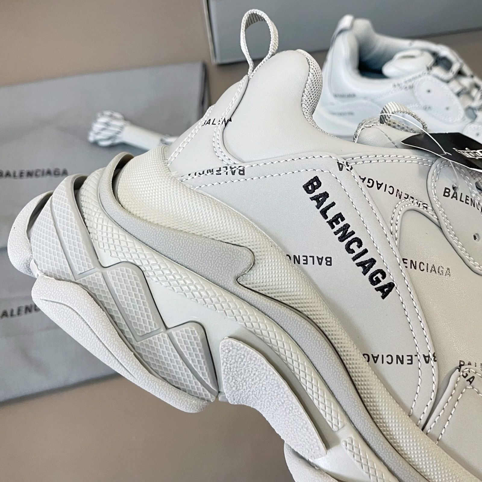 男女兼着 BALENCIAGA バレンシアガ Triple S スニーカー