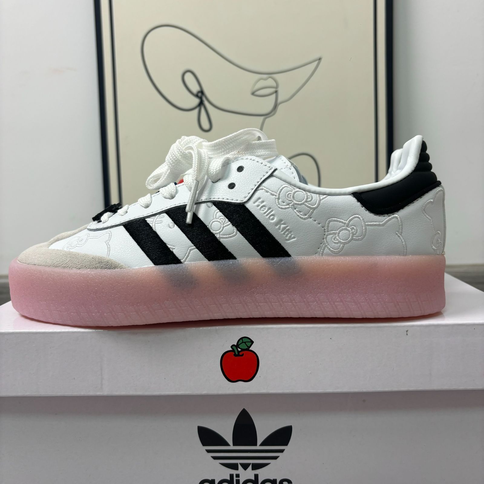 アディダス スニーカー Hello Kitty × Adidas Originals SAMBAE ボードシューズ レディース 【IG4450】 21 21.5 22 22.5 23 23.5 24 24.5 25 25.5