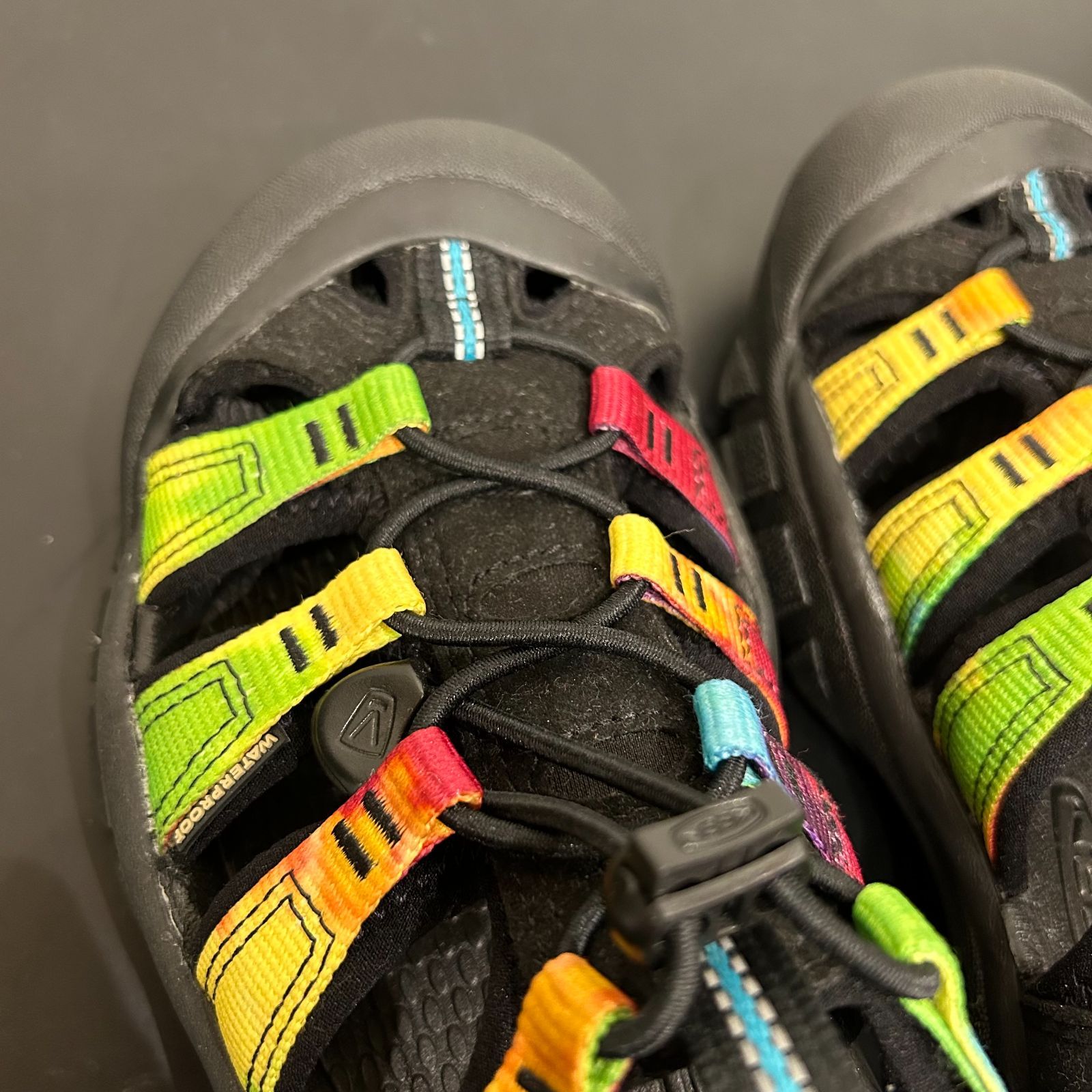 訳アリ商品] KEEN NEW PORTレトロ タイダイ 23.5㎝ [48-0117] Keen