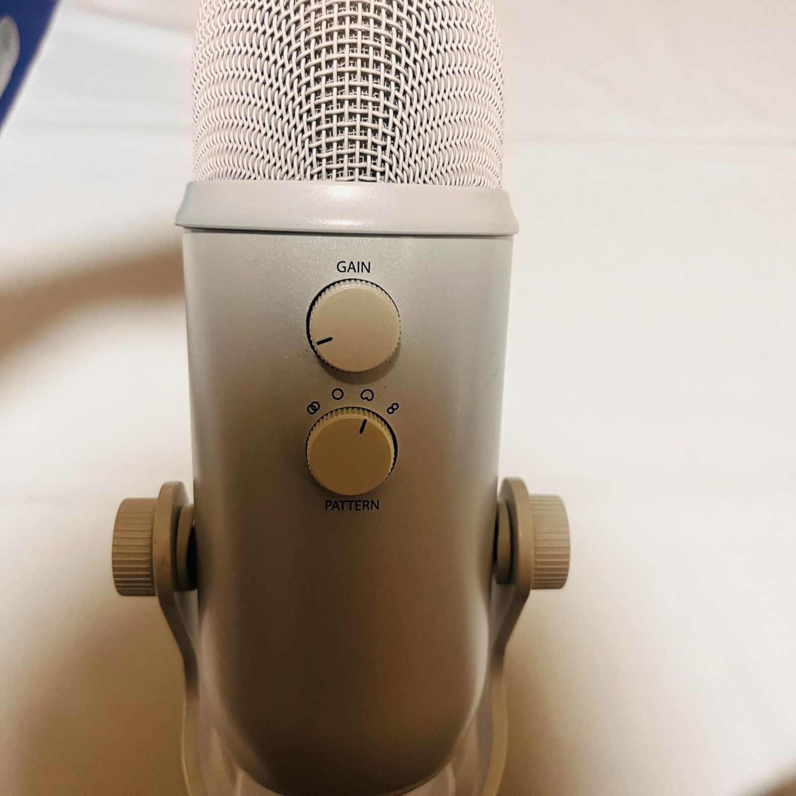 ほぼ未使用 Logicool G Blue Yeti マイク BM400WM Amazon.co.jp: ロジクール G Blue Yeti  BM400W USB ゲーミングマイク コンデンサーマイク PC MAC PS5 PS4 ホワイト 実況 配信 マイク ゲーム ゲーミング  ストリーミング 国内正規品 2年間無償保証 : 家電＆カメラ ロジクール Logicool G Blue Yeti ゲーミングマイク BM400WM