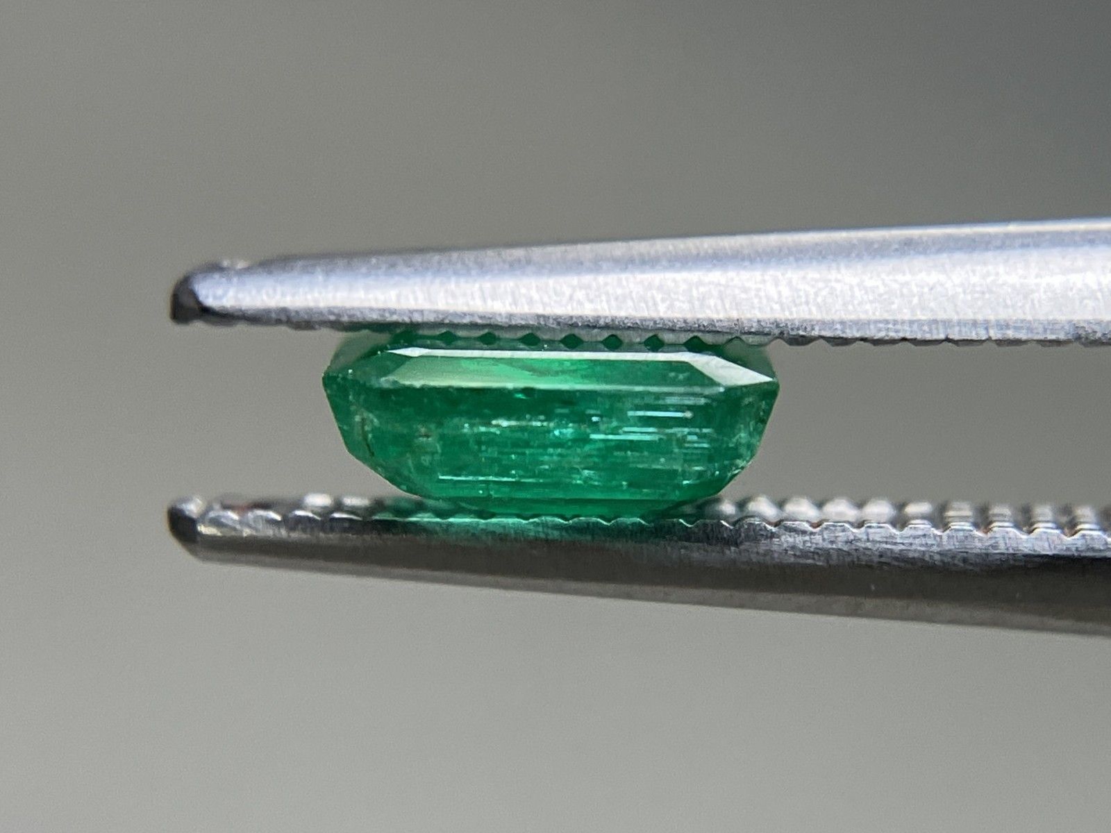 天然ベリル エメラルド 0.942 ct CGLソーティング付き エメラルド 天然 0.976ct 中央宝石ソーティング付き 6.47㎜×6.43