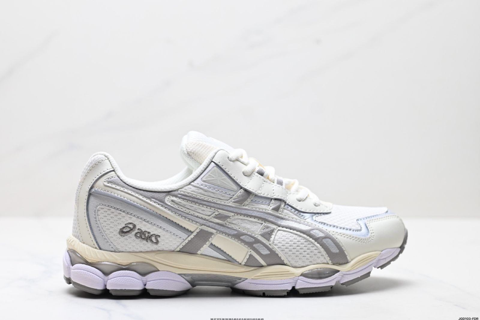 アシックス ASICS GEL - NYC 2055 は 通気性のあるメッシュ素材と一部の合成革素材を組み合わせた upper 鞋面 を採用しています