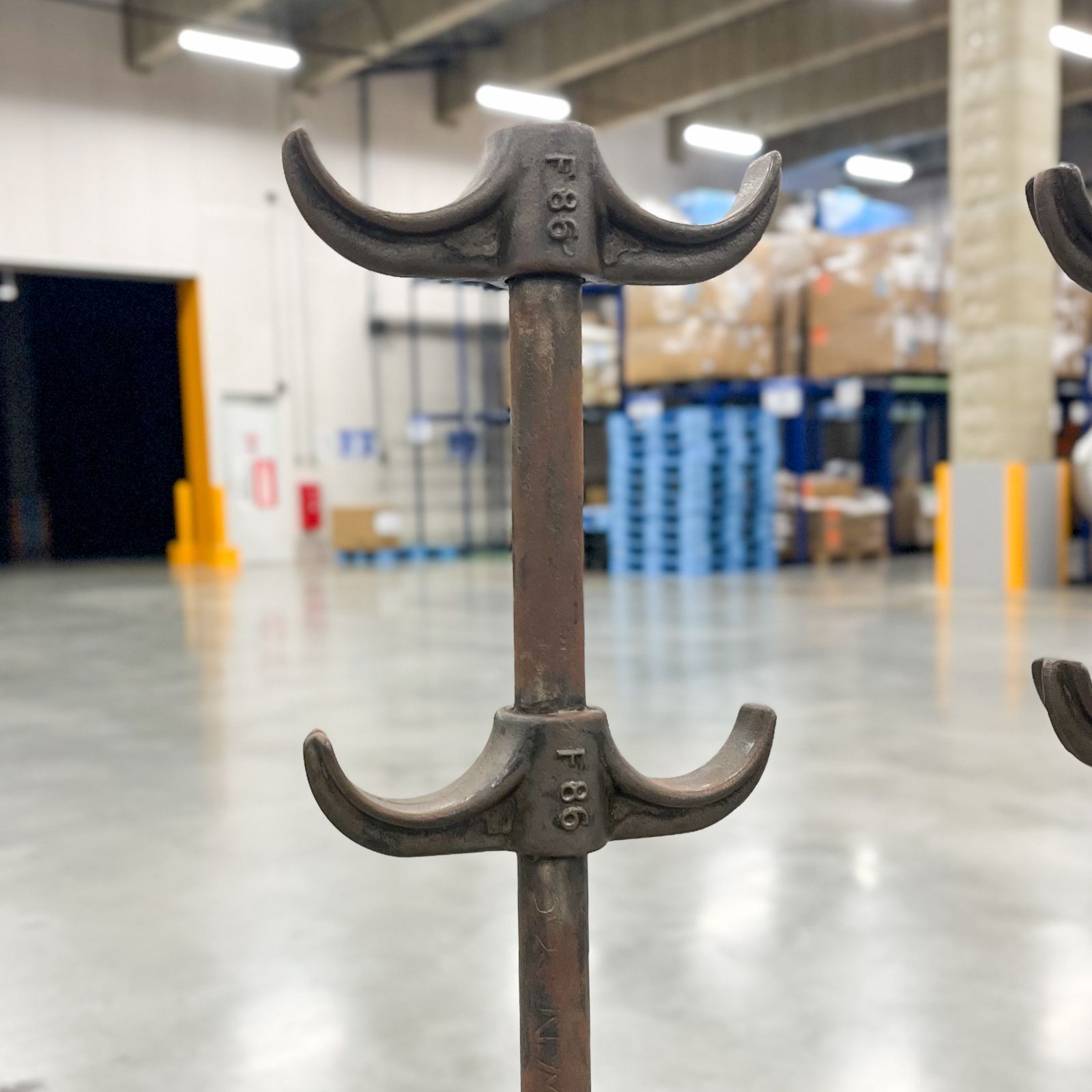 1000円以上送料無料。 Set of 2 Vintage Industrial Tool H er 2本セット ビンテージ インダストリアル ツールホルダー ビンテージ什器