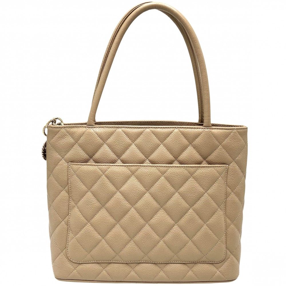 シャネル CHANEL復刻トートバック エナメル ギャランティカードとシリアルナンバー一致 正真正銘本物です。 シャネル CHANEL 復刻トートバッグ エナメル ブラック ゴールド金具