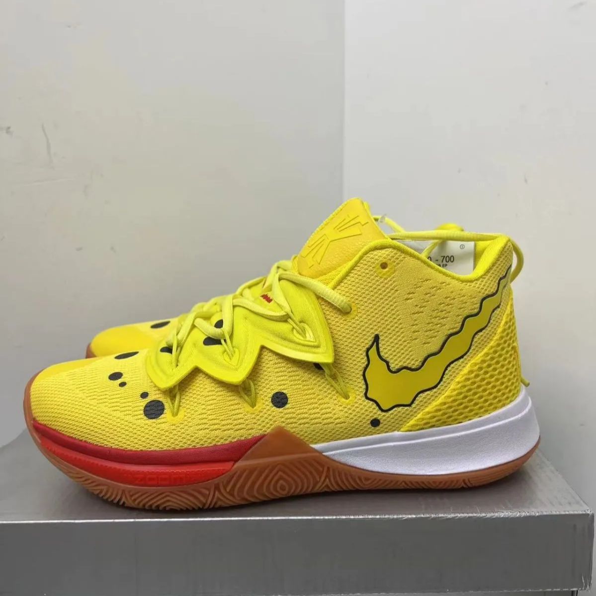 新品未使用ナイキ SPONGEBOB SQUAREPANTS x Nike Kyrie 5 スニーカー