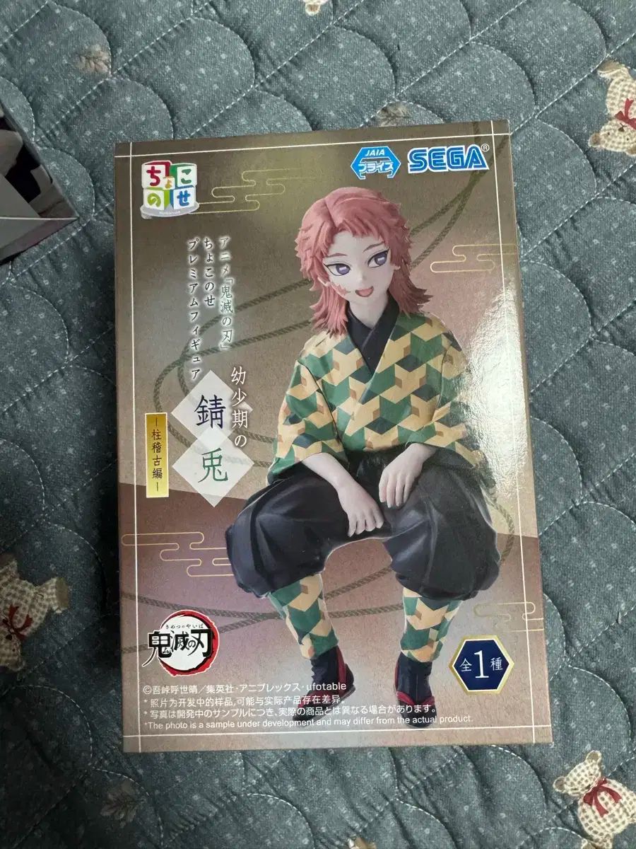 立体的な紙製アートパネル オレンジ青グラデーション ため池の畔で