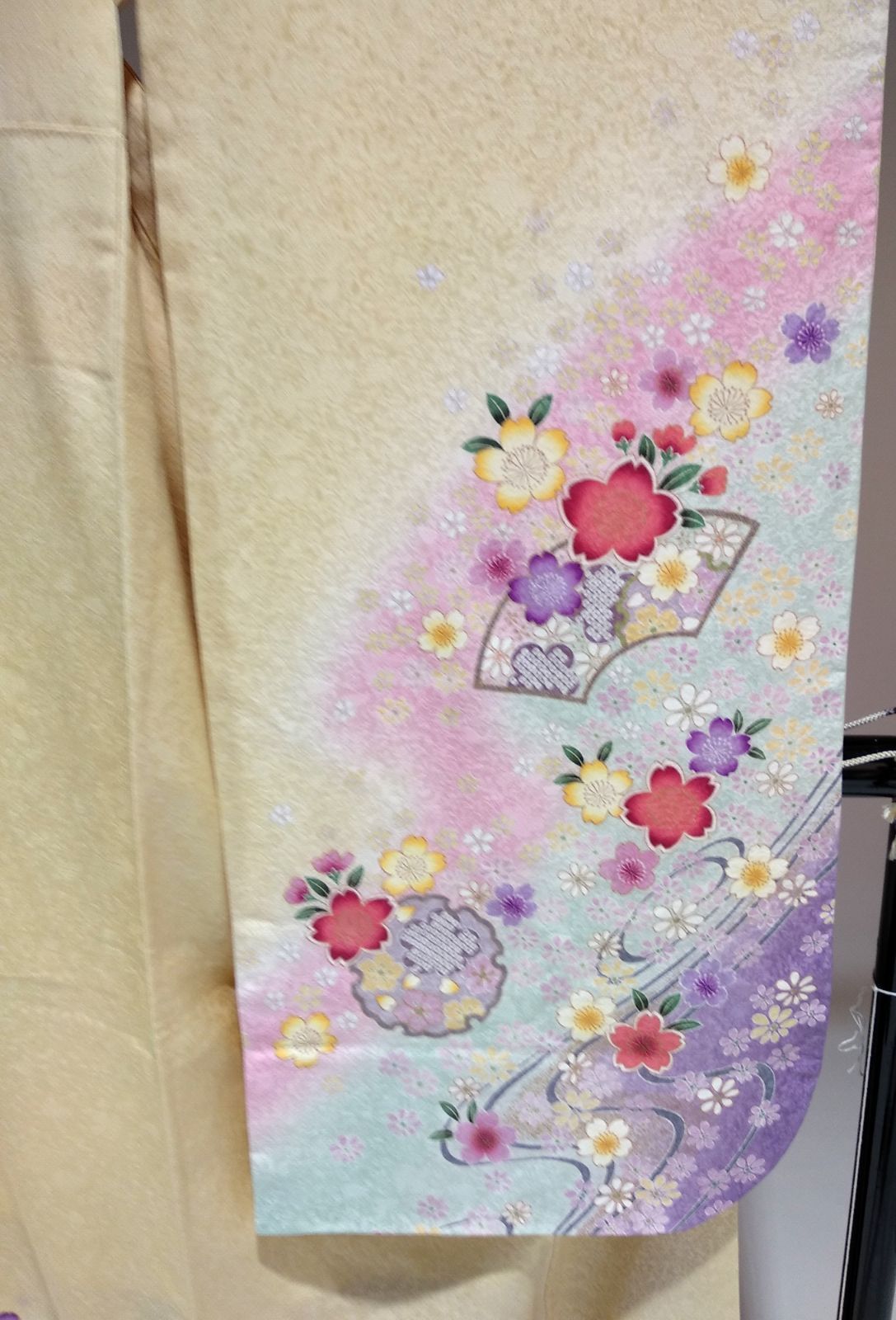 振袖【中古】 仕立上がりリサイクル品 淡い黄色 花柄 正絹 R166 - メルカリ