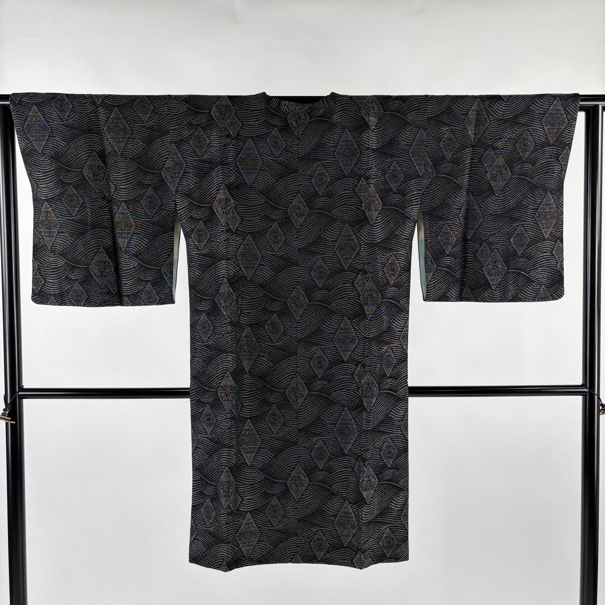 道行 身丈104.5cm 裄丈62cm S 和装コート 角衿 波 菱 箔 黒灰 正絹 名品