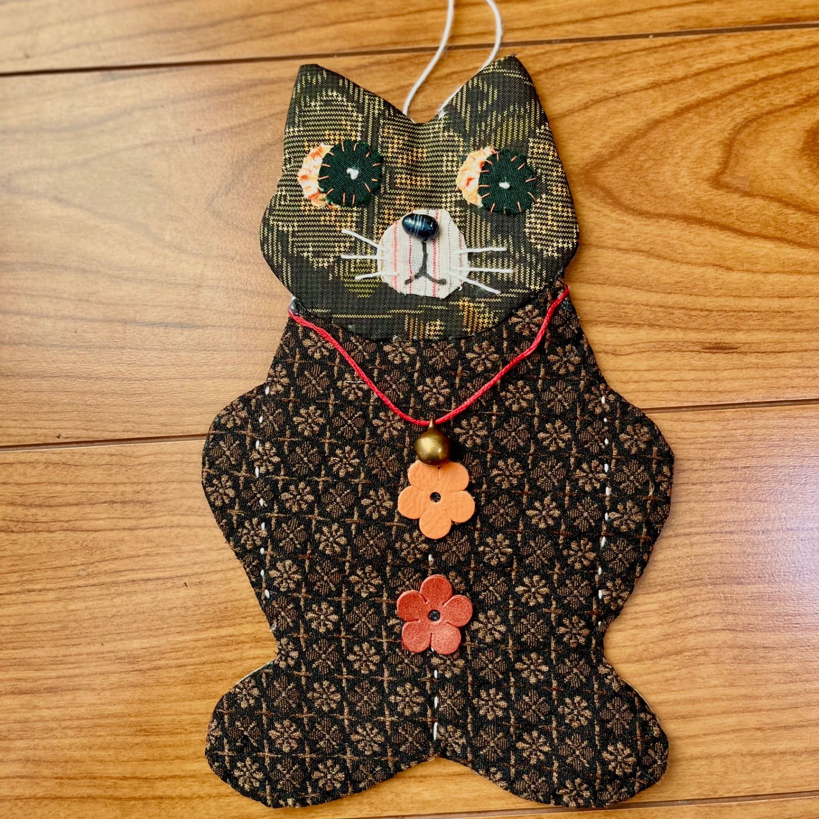 ネコの壁掛け 着物リメイク 猫の飾り物 - Ire 和小物 - メルカリ