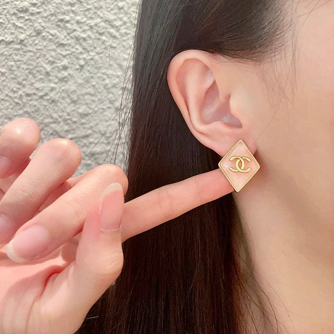 大胆に輝くアリュール♪【CHANEL】 ダブルCスタッドピアス CHANEL ダブルCロゴ スタッドピアス - メルカリ