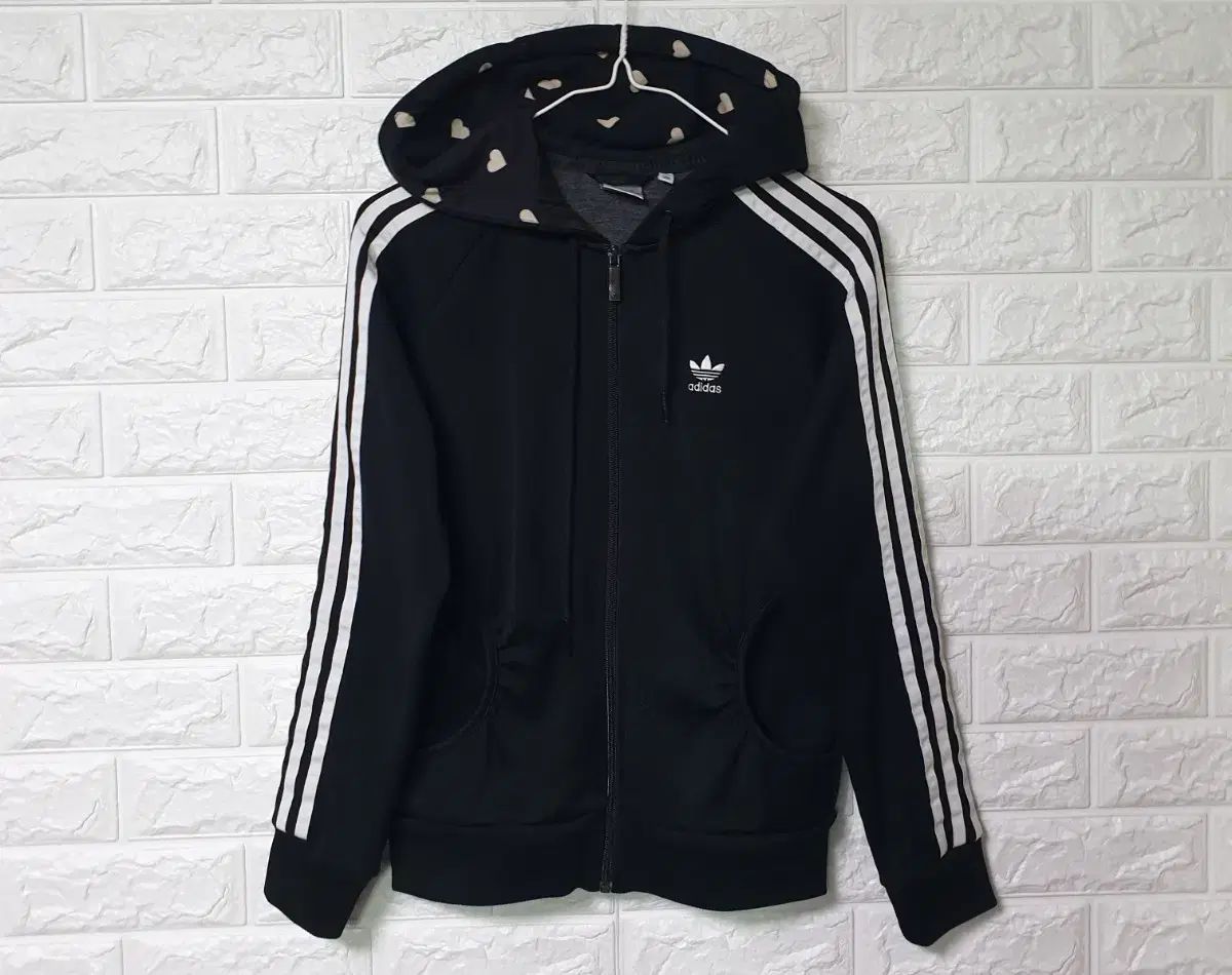 adidas アディダス フード付きジャージ 販売しています