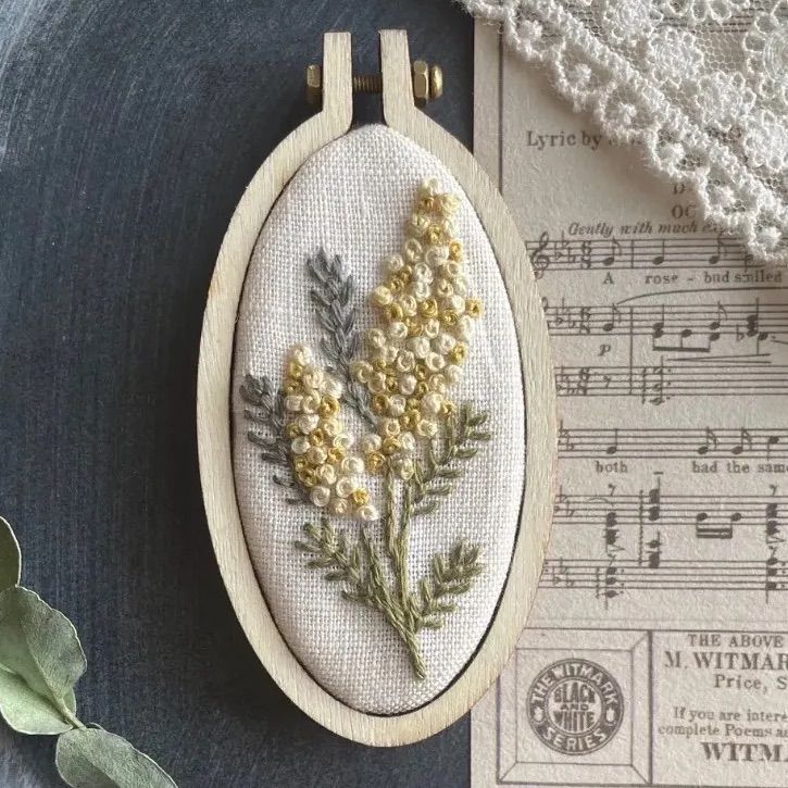 手刺繍ブローチ『満開のミモザ』母の日　プレゼント　木枠ブローチ　手刺繍ブローチ　花刺繍　スワッグ　ミモザ