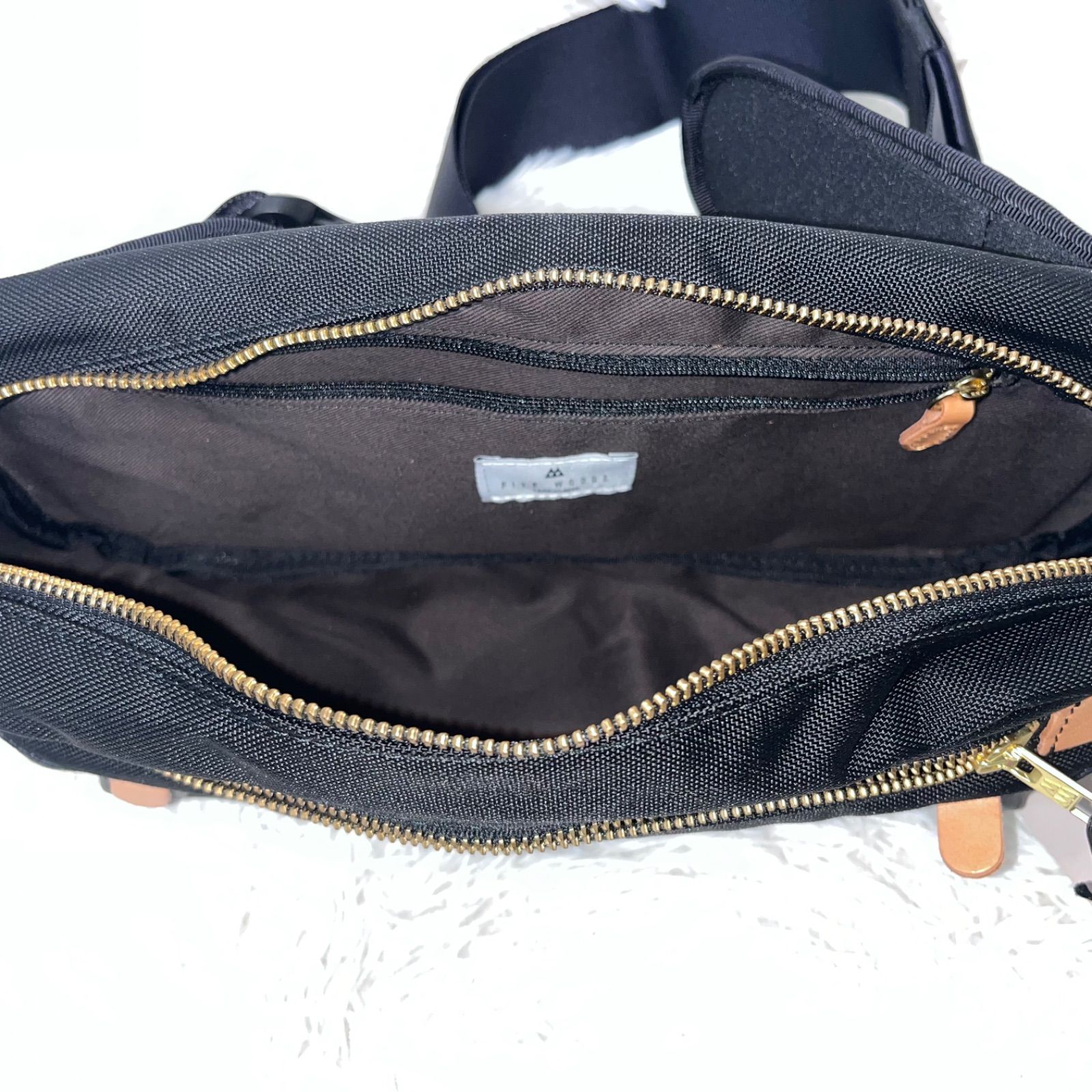 美品 FIVE WOODS ボディバッグ【PLATEAU】 ブラック ボディバッグ 【FIVE WOODS / PLATEAU】 – 林五オンラインストア
