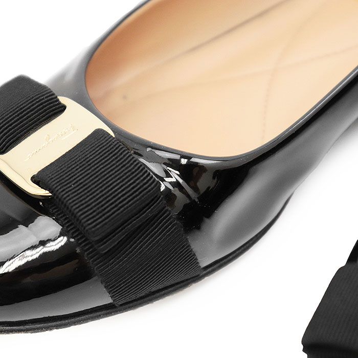 Salvatore Ferragamo サルヴァトーレ フェラガモ フラットパンプス ヴァラ ロゴ メタルプレート パテントレザー エナメル バレエシューズ シューズ 袋付属 レディース サイズ 7 ブラック 黒 イタリア製