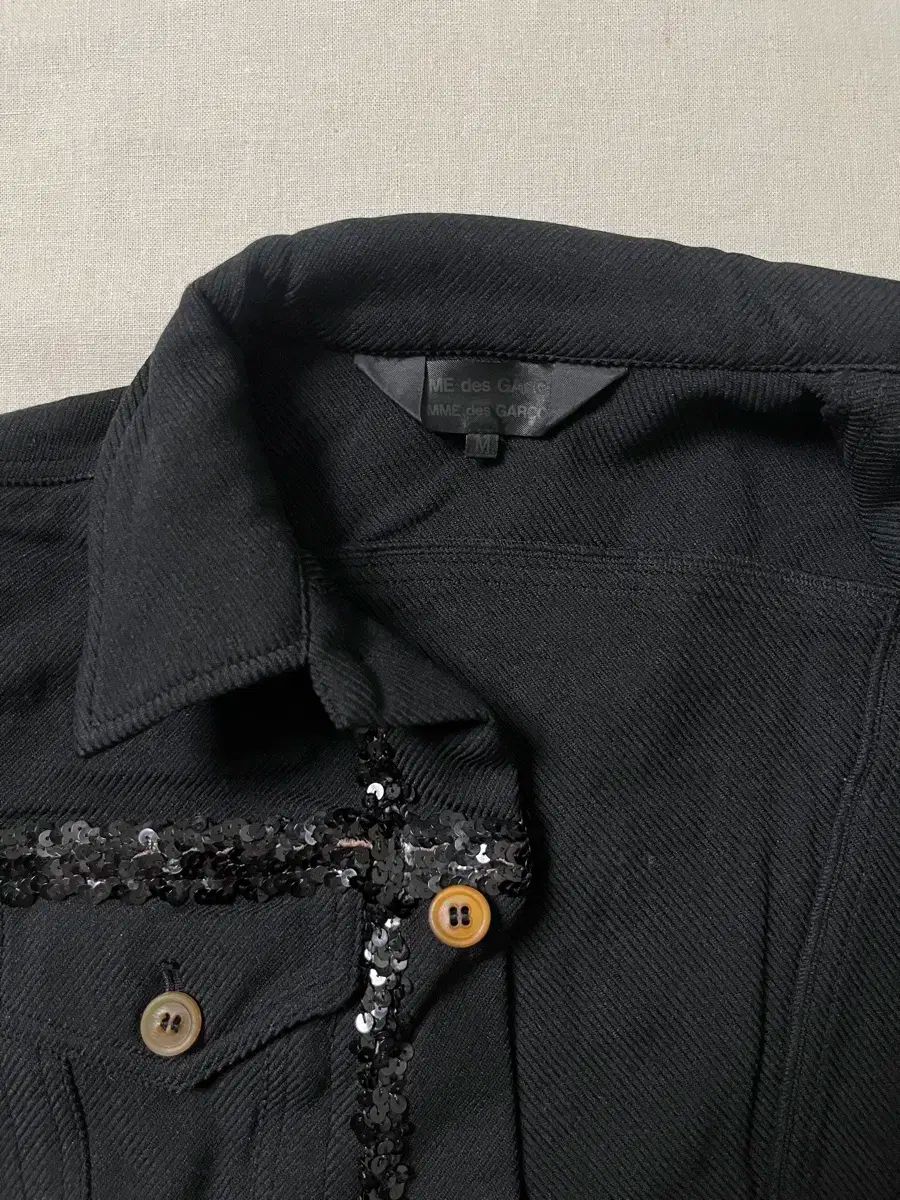 デ