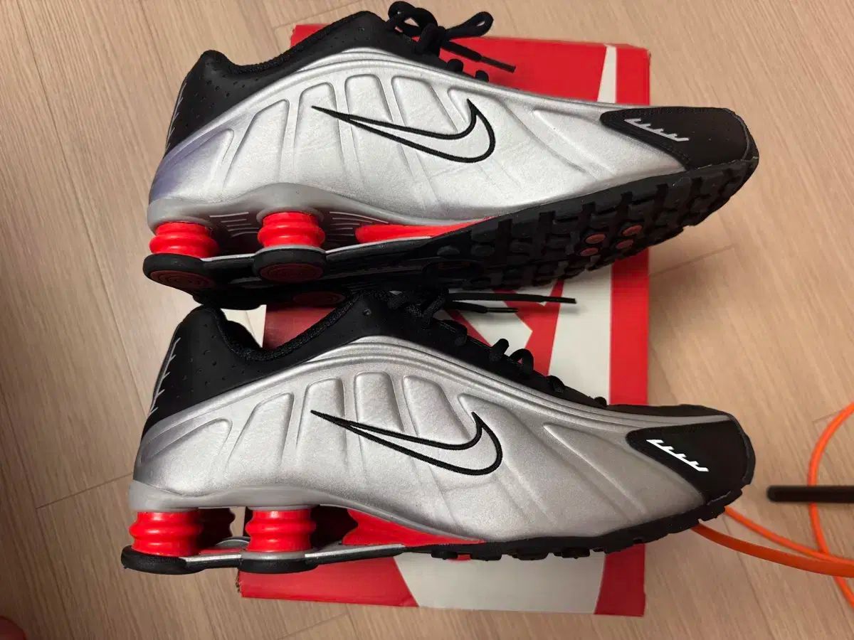 NIKE ナイキ ショックス r4 レッド 300 ナイキコリア Kream